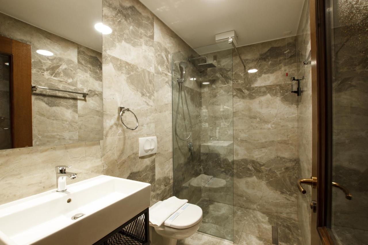 Rose Garden Hotel Gjirokastër 外观 照片