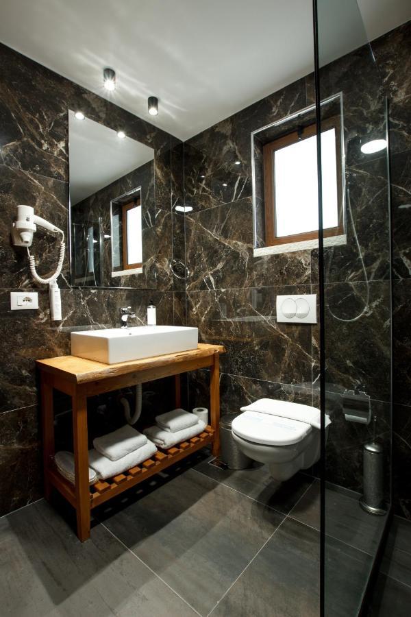 Rose Garden Hotel Gjirokastër 外观 照片
