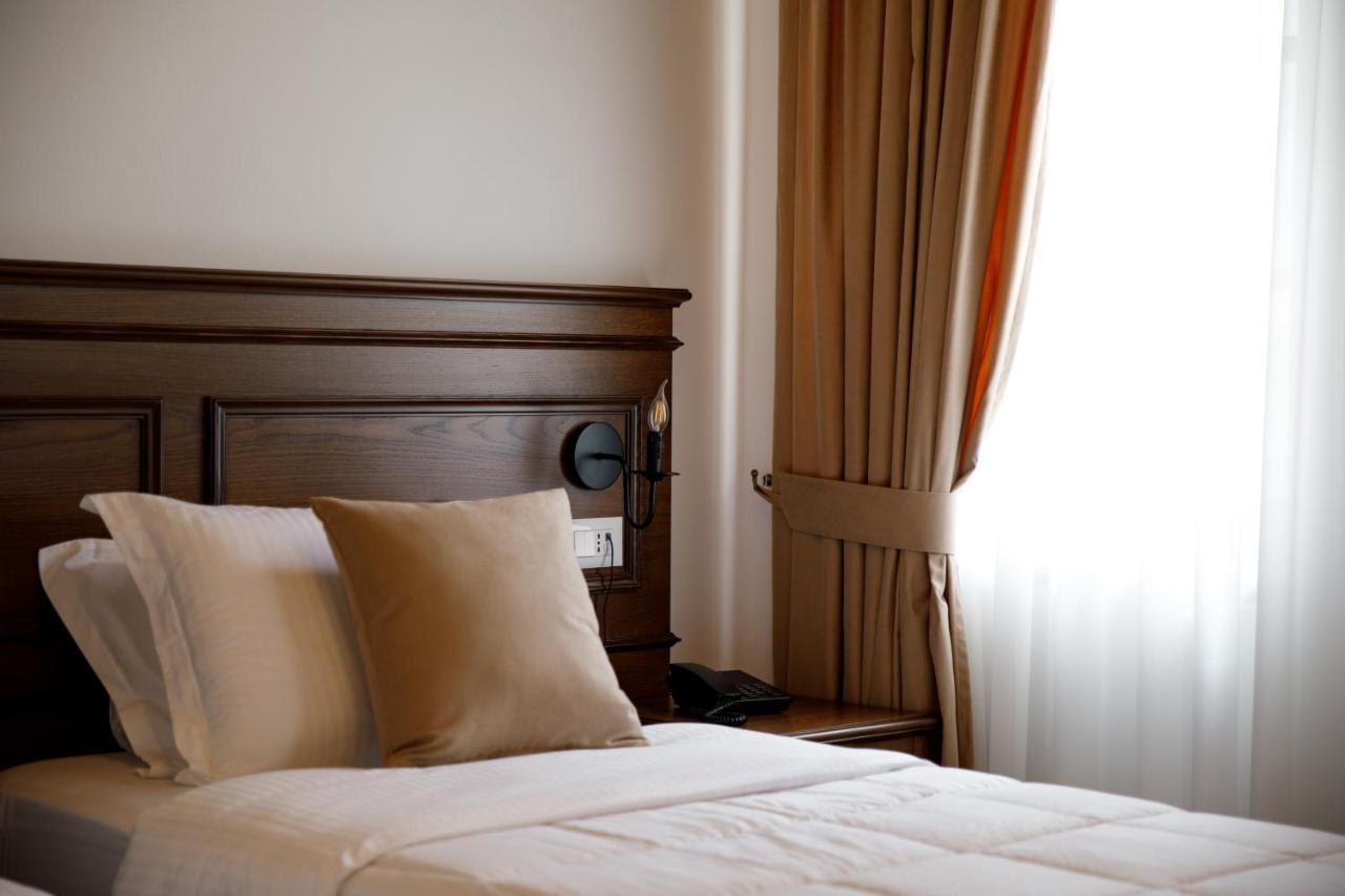 Rose Garden Hotel Gjirokastër 外观 照片