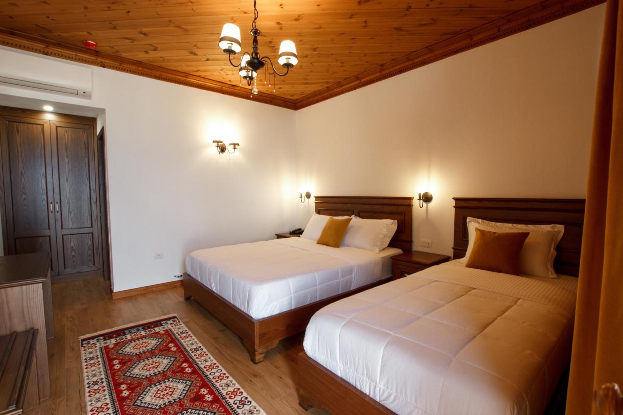 Rose Garden Hotel Gjirokastër 外观 照片