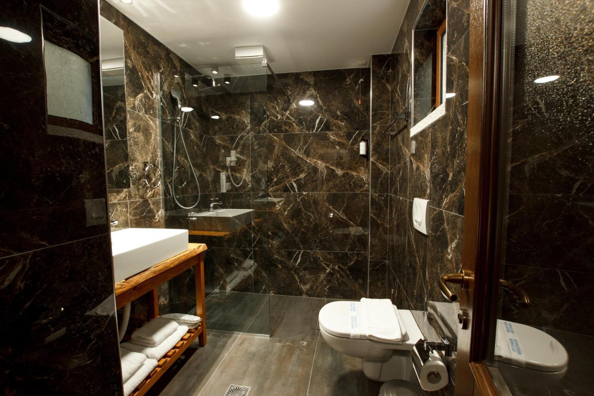 Rose Garden Hotel Gjirokastër 外观 照片